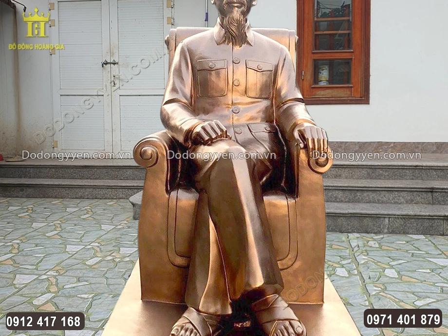 B&aacute;c Hồ được đ&uacute;c theo d&aacute;ng to&agrave;n th&acirc;n ngồi tr&ecirc;n ghế